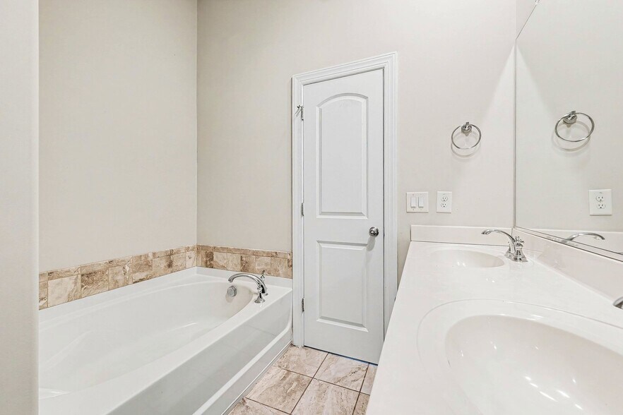 Building Photo - 846 Silver Leaf Dr