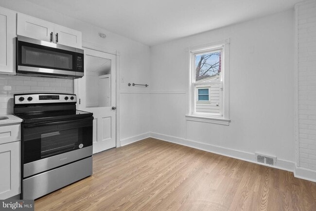 Building Photo - 34 E Hendrickson Ave