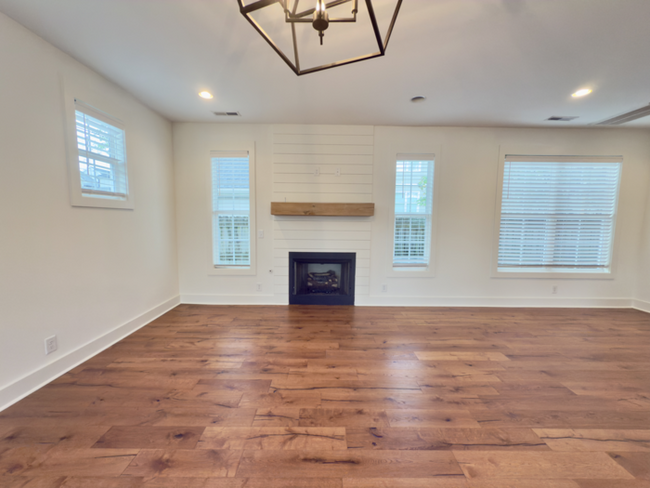 Building Photo - Beautiful 3 bed 3 bath WALKABLE to restaur...