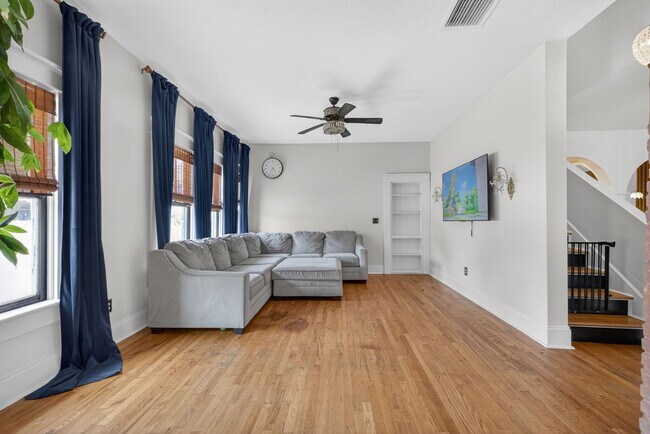 Building Photo - Stunning 4-bedroom home in Tampa! (Bonus room)