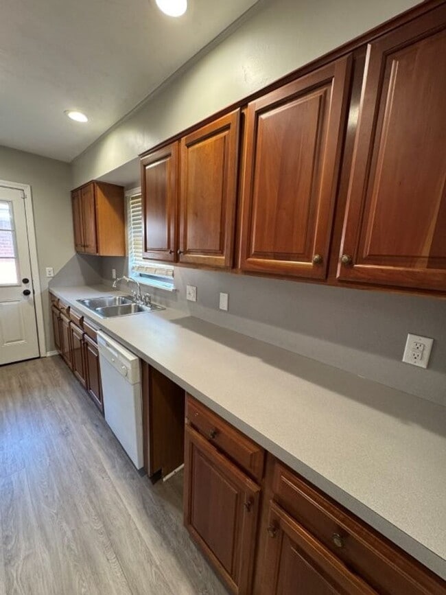 Building Photo - Spacious and fresh paint, 2 bed 1 bath wit...