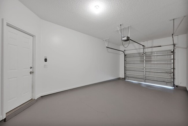 Building Photo - FREE RENT FOR THE MONTH OF NOV 25 | RENOVATED 3 BEDROOM 2 BATHS TOWNHOME