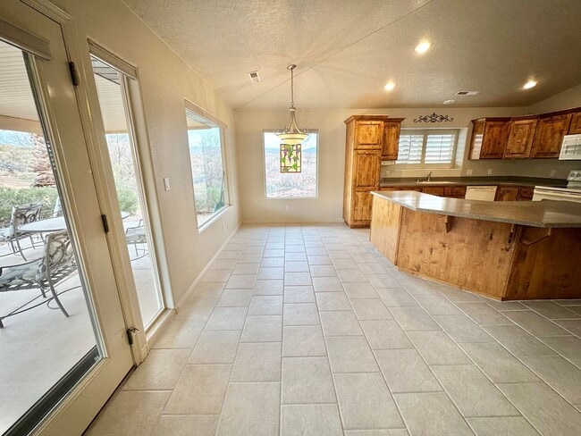 Building Photo - 3 Bedroom Home + an office on Southgate Golf Course.