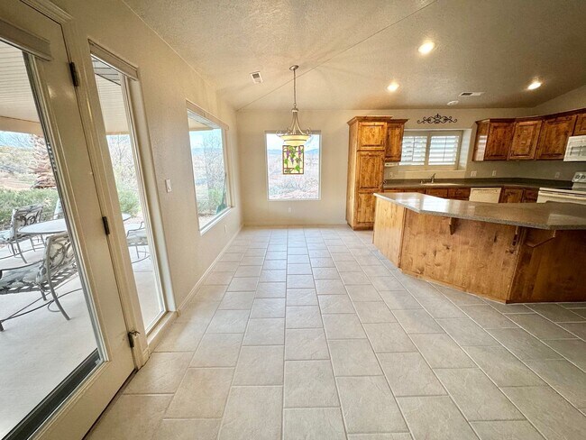 Building Photo - 3 Bedroom Home In Southgate!