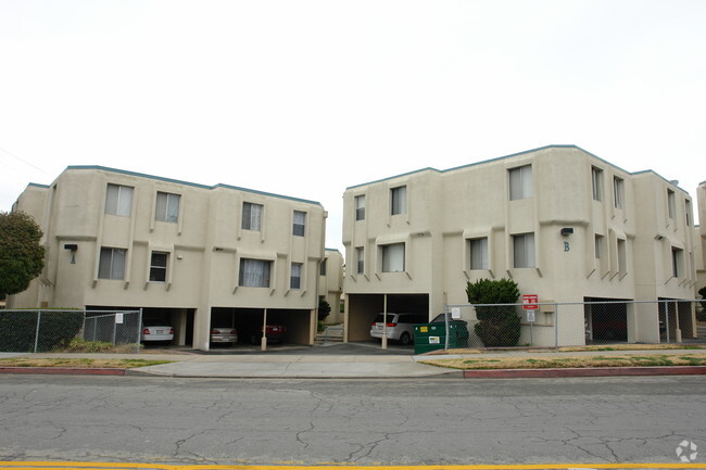 Building Photo - Charles Apartments