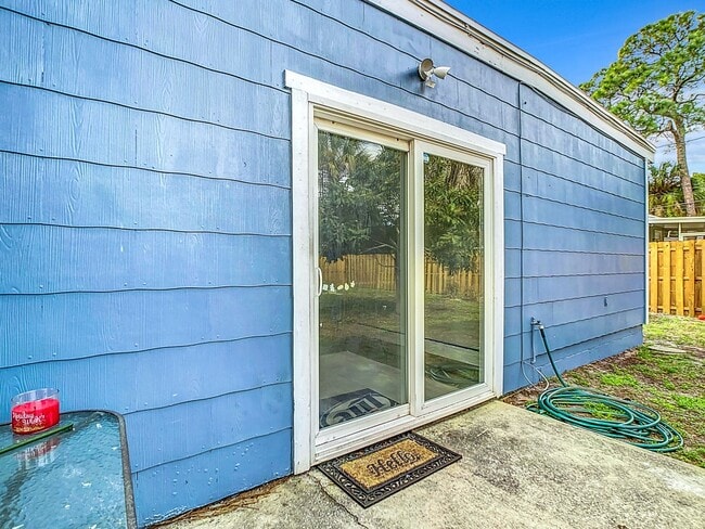 Building Photo - Beautifully remodeled, 1,332-square foot 3 bedroom/ 2½ bath/ home