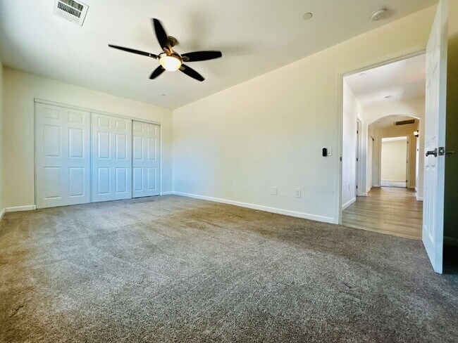 Building Photo - Gorgeous 3 bd, 2.5 ba on 1 acre