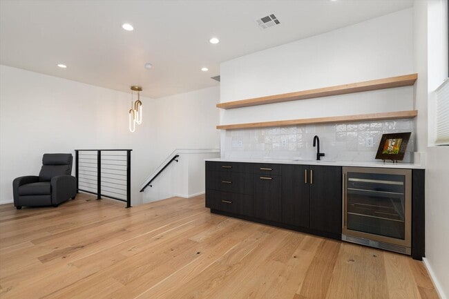 Building Photo - Waterfront End-Unit | 3 Bed | 3 Bath | 2,189 Sq. Ft. | Gated Community | Luxury Lake Living