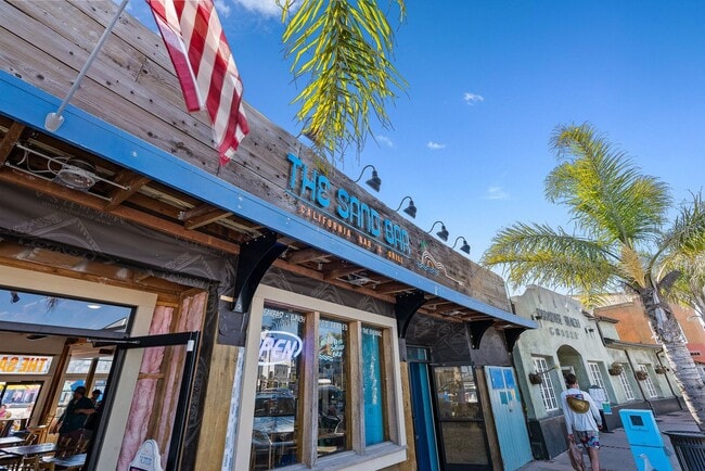 Building Photo - 35th (907 - 929)