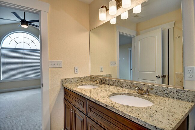 Building Photo - MOVE IN READY! GORGEOUS HOME IN CHESAPEAKE!