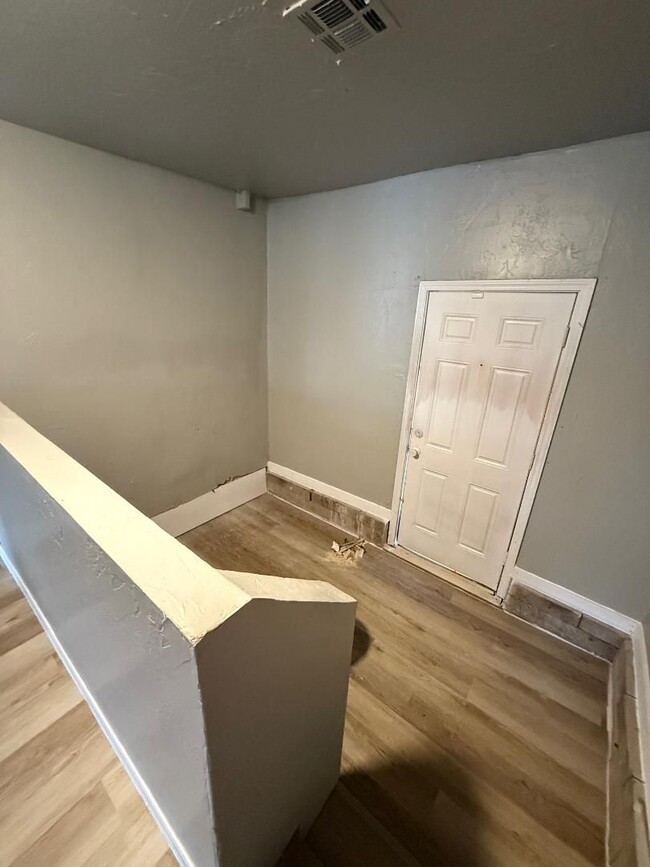Building Photo - Available NOW! 2 Bed Plus Bonus Room 1 Bat...