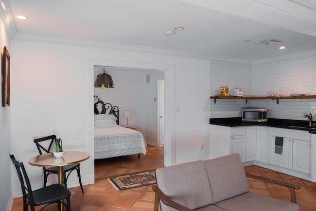 Building Photo - 717 Forest Hill Blvd