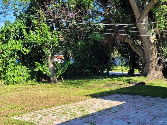 Building Photo - Live Close to It All in This Updated 3-Bed...