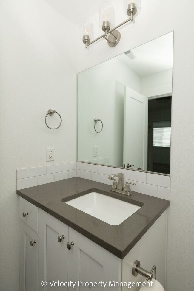Building Photo - 3 Bedroom Townhome close to Hospital!