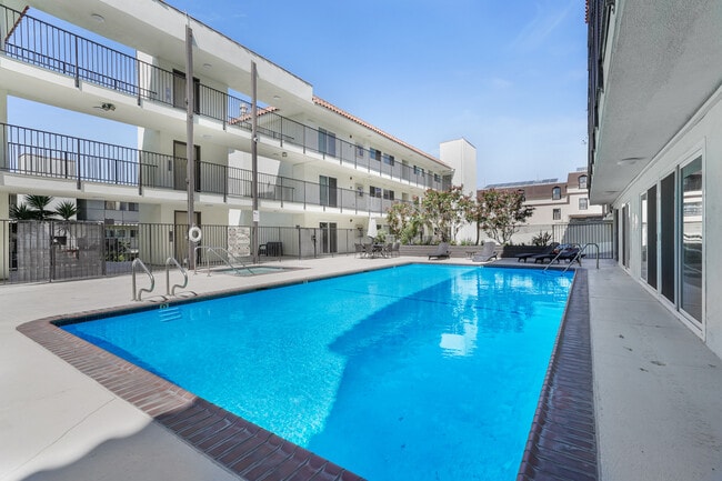 Pool & Jacuzzi - 1720 Ardmore Ave