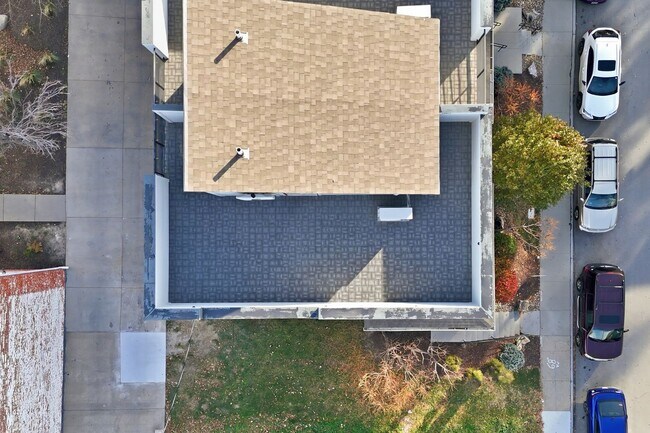 Building Photo - Stylish Midtown townhouse with stunning city views!