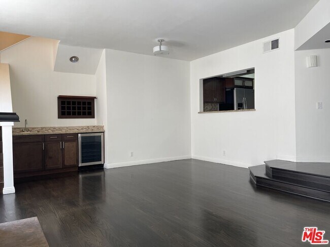 Building Photo - 431 N Doheny Dr