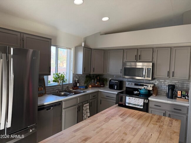 Building Photo - 9722 S Darrow Dr