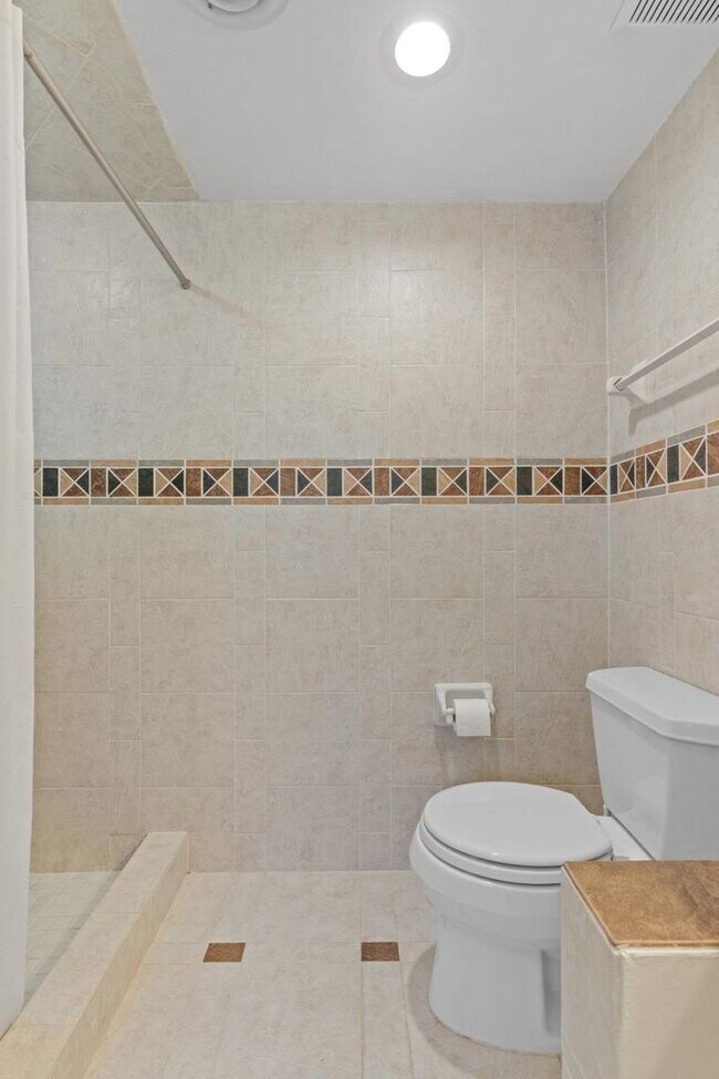 Building Photo - Spacious & Modern 2-Bedroom Duplex in Private Lake Jackson Setting – Tallahassee