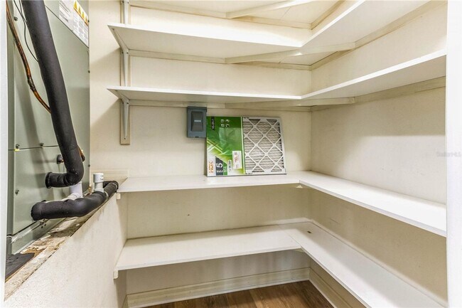 Building Photo - Gated Community Townhome 3br/2.5ba/2 Car G...