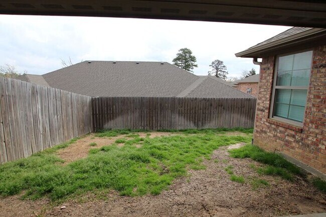 Building Photo - Beautiful 3 Bedroom 2 Bathroom Townhouse in South Tyler!