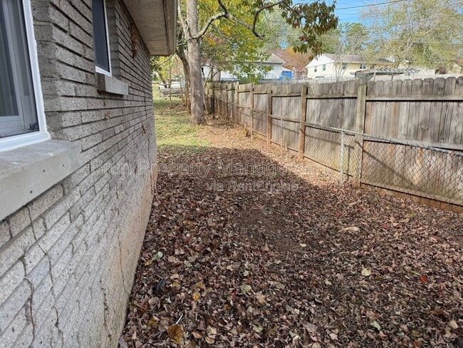 Building Photo - 3817 Woodlake Dr