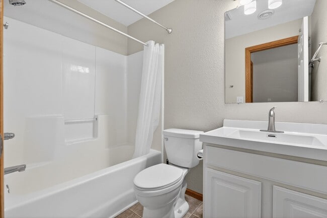 Building Photo - 3 Bedroom 3.5 bath