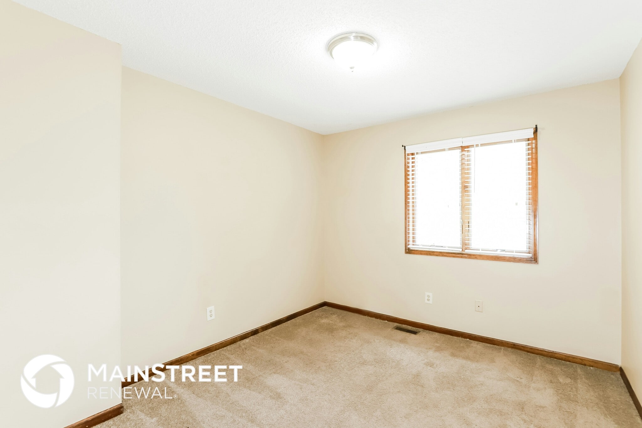 Building Photo - 5804 NW Klamm Dr