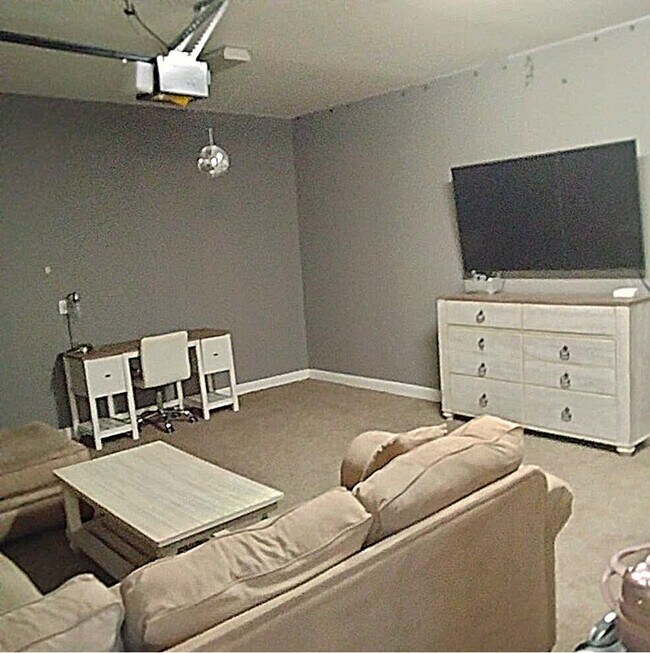 Building Photo - 647 Castle Dr