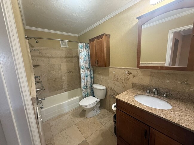 Building Photo - 405 Dunwoody St