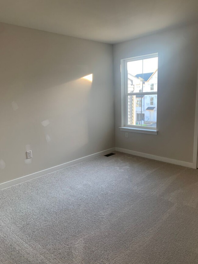 Building Photo - THREE BEDROOM/2.5 BATH TOWNHOME in Souther...