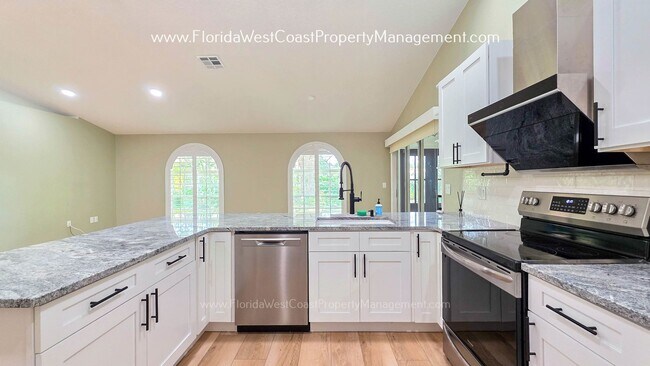 Building Photo - IMPRESSIVE 3 BEDROOM/2 BATH SARASOTA HOME! SUPER LOCATION! PET FRIENDLY!