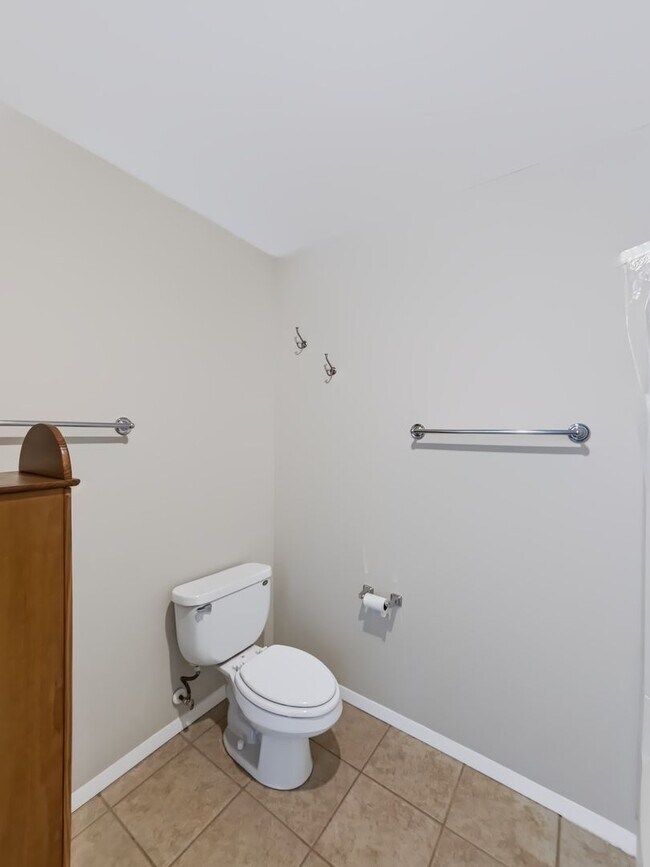 Building Photo - 128 Lake Point Ln