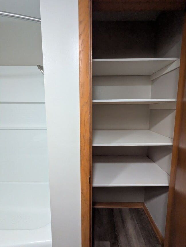 Building Photo - Newley Remodeled 1bed 1bath located near the Vilas neighborhood and hospitals