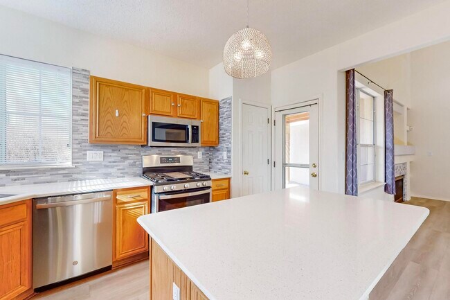 Building Photo - 3233 Renaissance Dr SE