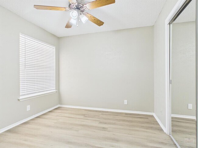 Building Photo - 10038 Woodland Village Dr