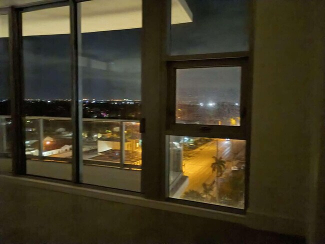 Building Photo - 220 Lake Shore Dr