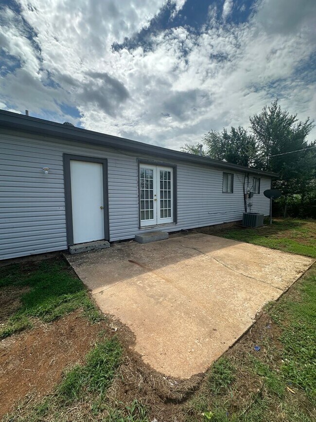 Building Photo - 3 bed, 1 bath, 1 car garage
