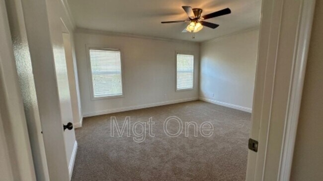 Building Photo - 564 Botan St
