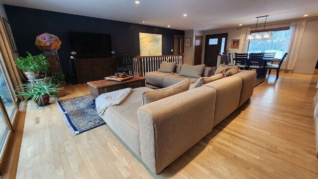 Building Photo - Designer 4 Bedroom Home with Sauna and Walk-Out Lower Level - Available May or June 1st