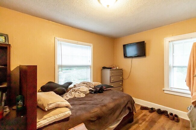 Building Photo - Updated Kitchen