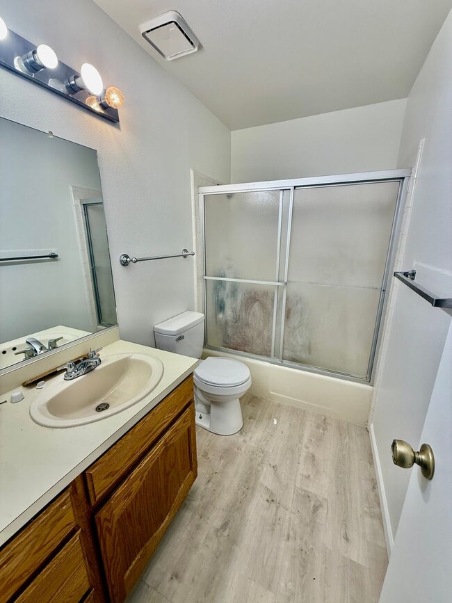 Building Photo - One Bedroom, TWO Bath apartment in Downtow...