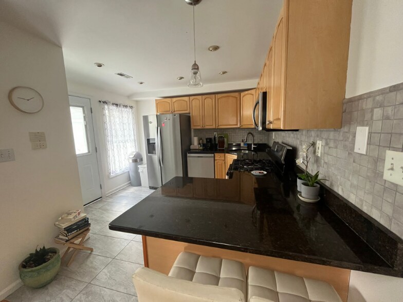 Building Photo - 11 Duer Pl