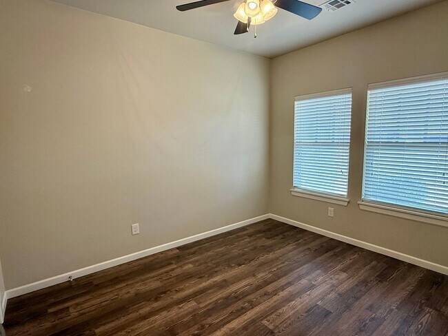 Building Photo - Large 3 Bed, 2 Bath in Beautifully Well-Maintained Neighborhood