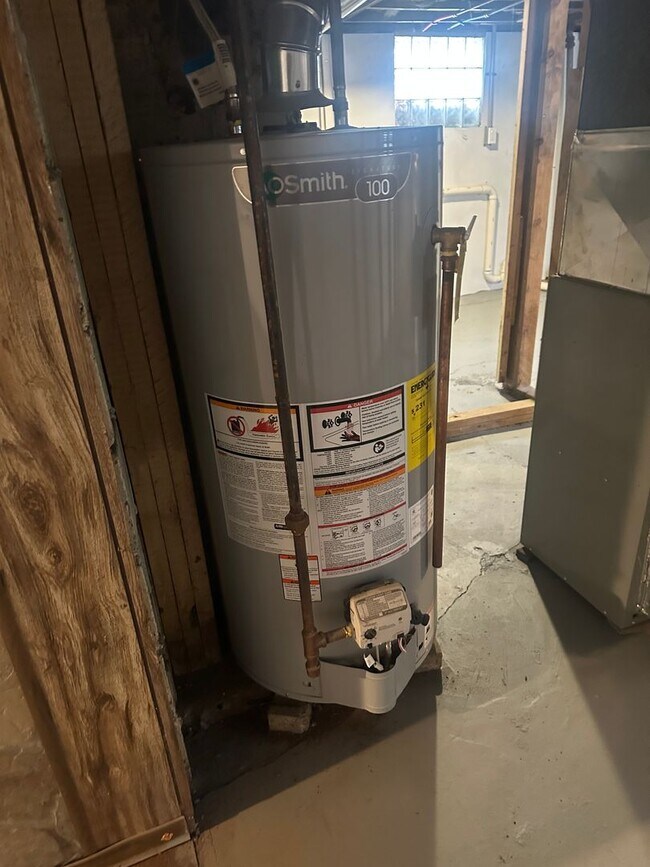 Building Photo - 4 Bed / 2 Bath Fully Updated Home on Corner Lot!