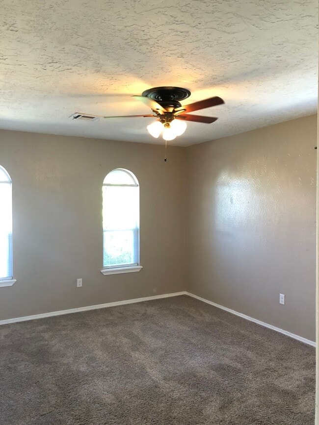 Building Photo - 5510 NW Cottonwood Dr