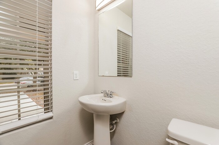 Building Photo - 8818 Scarlett Pl