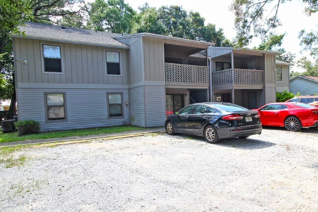 Building Photo - 2BR/2BA 1st-Floor Condo in West Pensacola ...