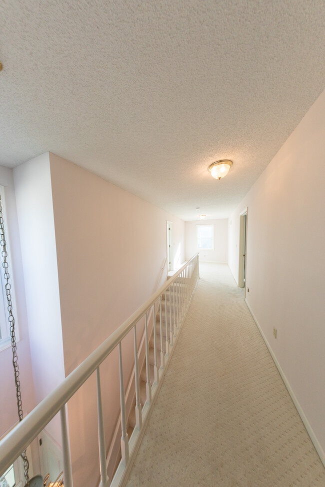 Building Photo - 618 Chaucer Ln