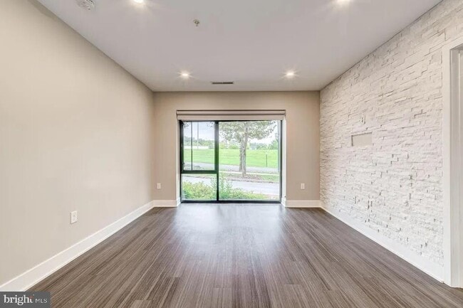 Building Photo - 145 Riverhaven Dr
